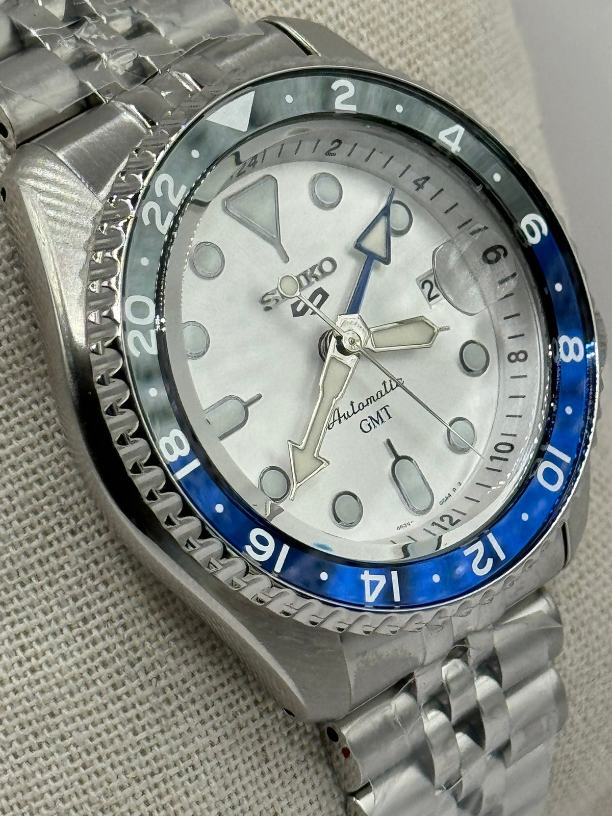 Seiko 5 Sports GMT SSK033 – Silver Dial / Blue &amp; Black GMT
